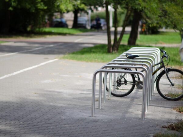 Stojak rowerowy U kształtny U-15 | OCYNK | Ø48,3 mm | Ø60,3 mm | parking rowerowy przed szkołą